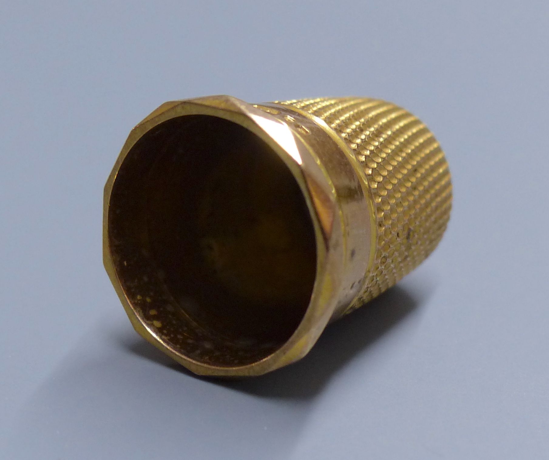 A George V 9ct gold thimble, 20mm, 4 grams.